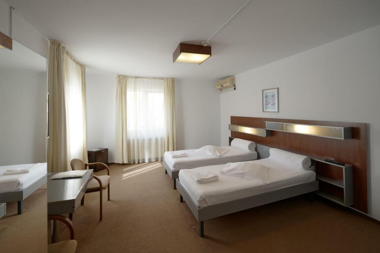Vila Rosa Hotel คลูจ-นาโปกา ภายนอก รูปภาพ