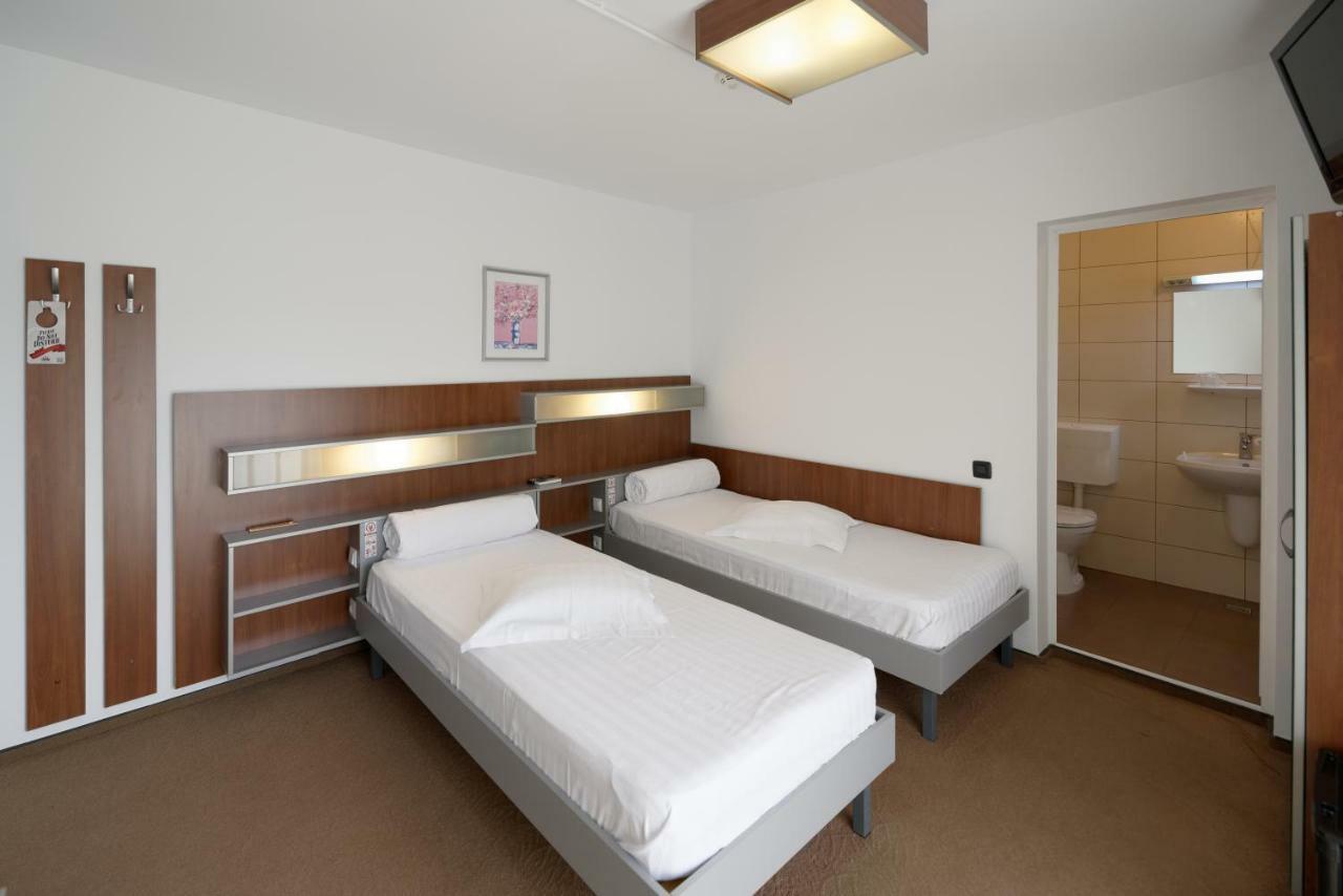 Vila Rosa Hotel คลูจ-นาโปกา ภายนอก รูปภาพ