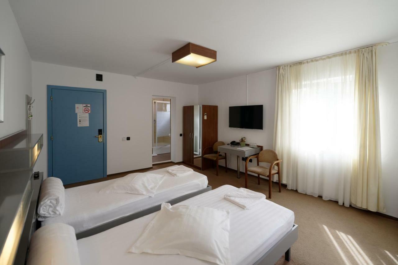 Vila Rosa Hotel คลูจ-นาโปกา ภายนอก รูปภาพ