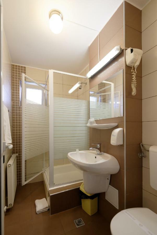 Vila Rosa Hotel คลูจ-นาโปกา ภายนอก รูปภาพ