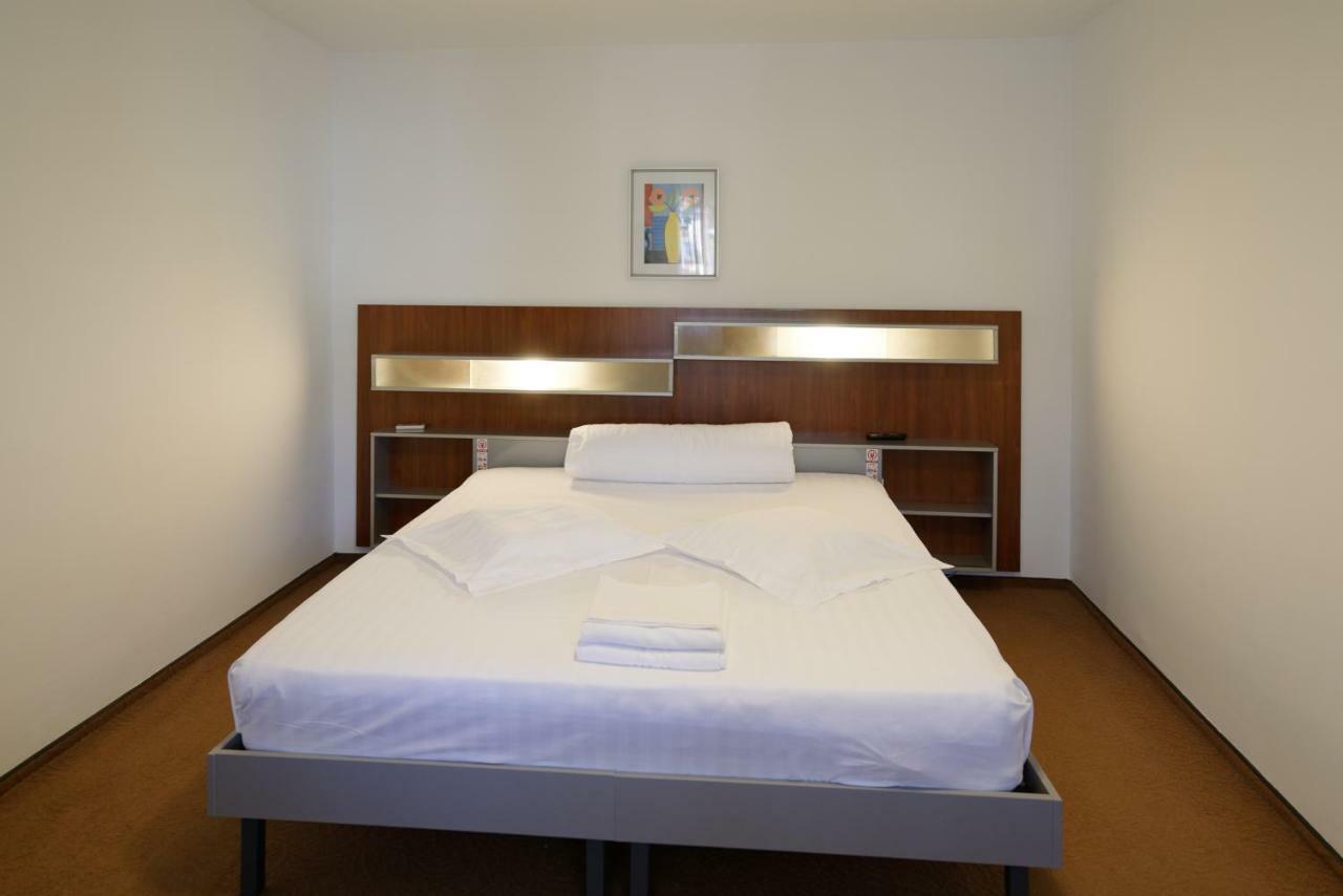 Vila Rosa Hotel คลูจ-นาโปกา ภายนอก รูปภาพ